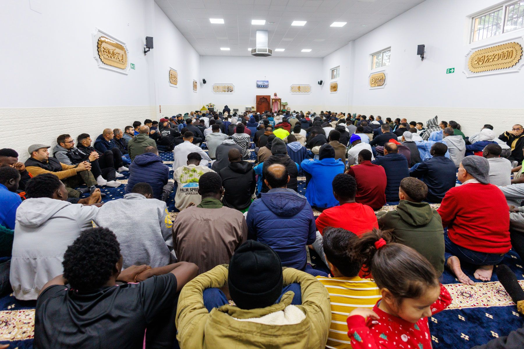 Cientos de fieles, orando en la mezquita En-Nour de Jerez.