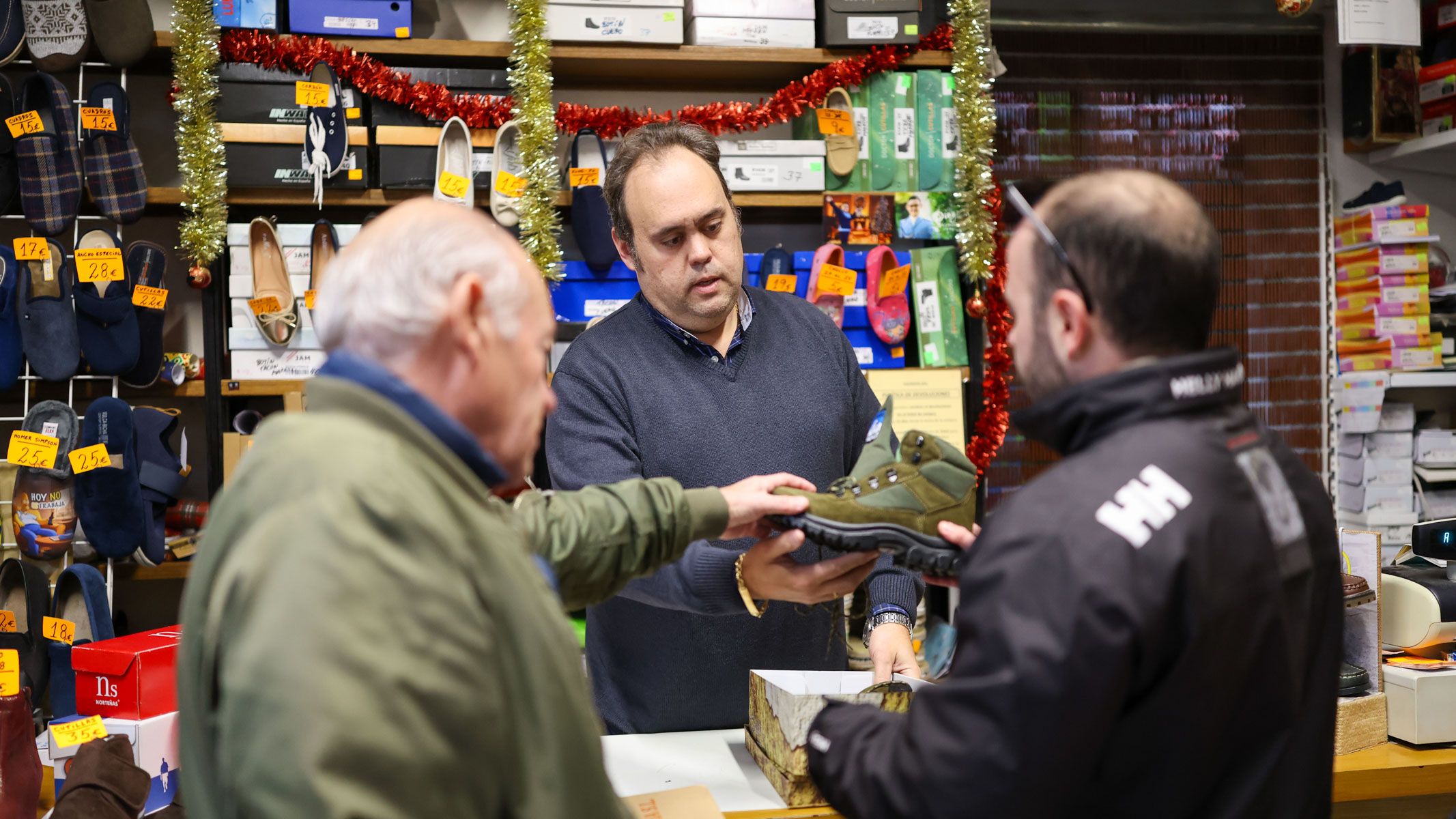 Antonio Pérez, atendiendo tras el mostrador de la tienda.