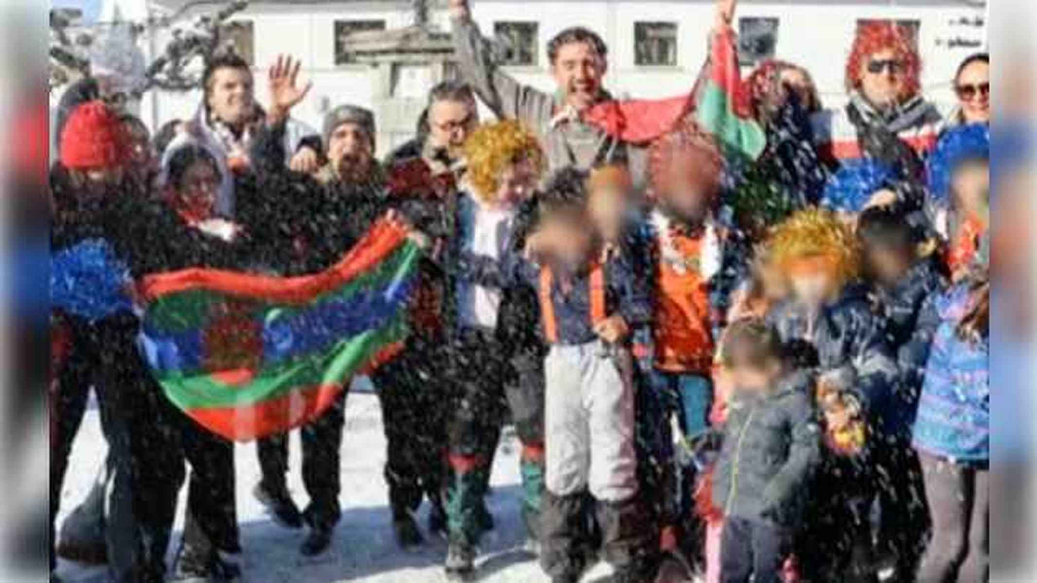 Los vecinos de Villamanín, alegres tras ser agraciados con el 'Gordo'.