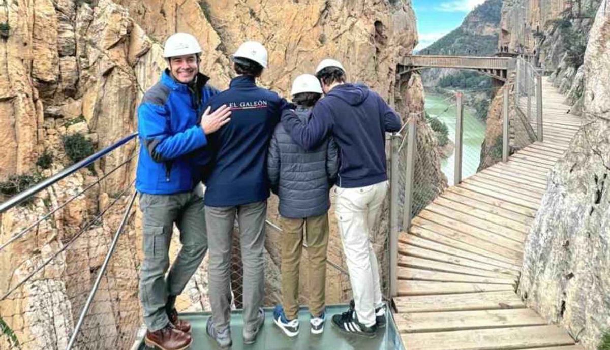 Juanma Moreno, tras realizar el sendero del Caminito del Rey.