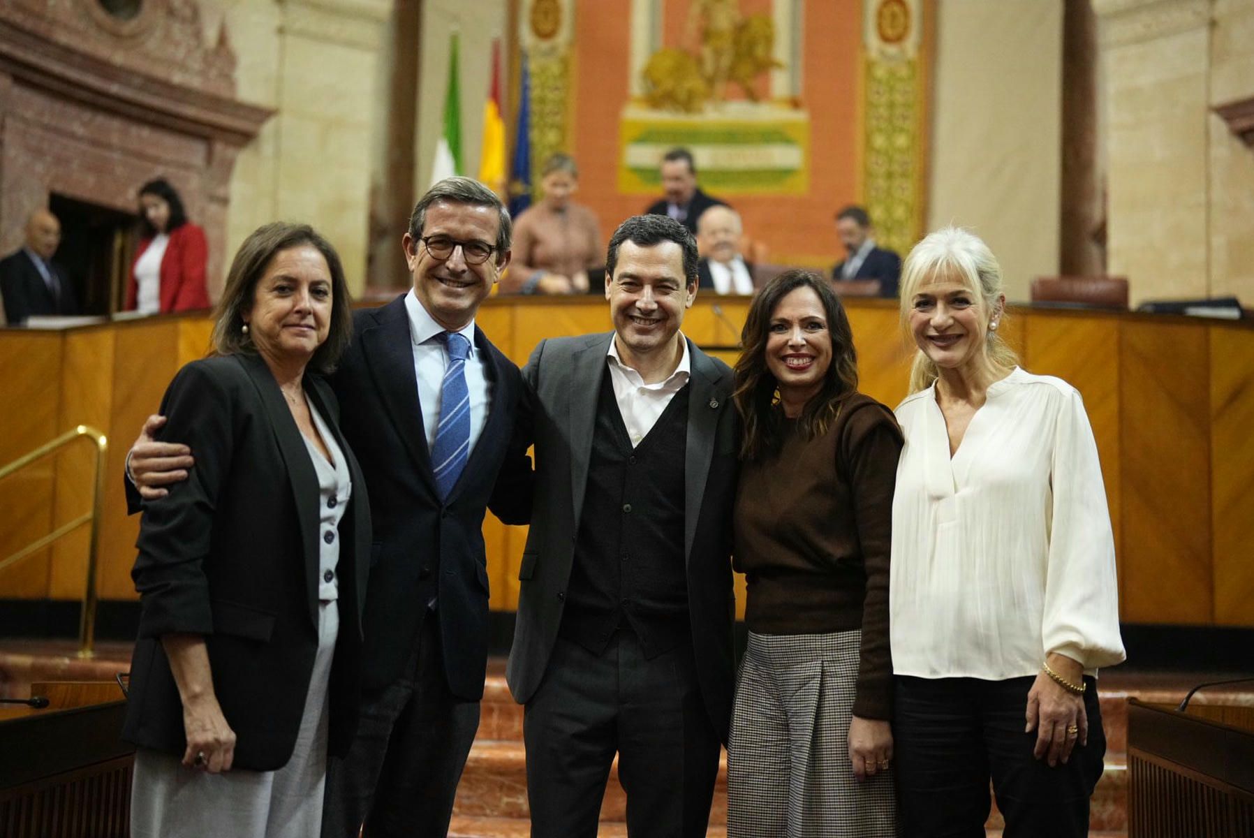 Juanma Moreno, en el Parlamento, con algunos de sus consejeros. Juanma Moreno, en el Parlamento, con algunos de sus consejeros.