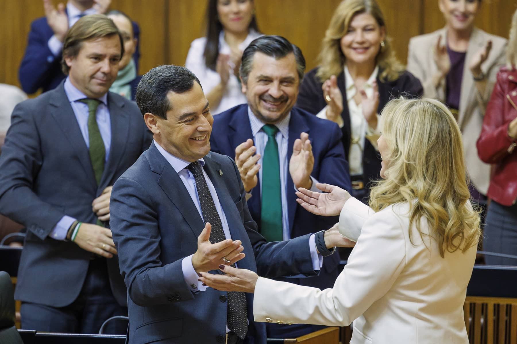 Juanma Moreno y Carolina España se abrazan tras la aprobación de presupuestos en el Parlamento este mes de diciembre.