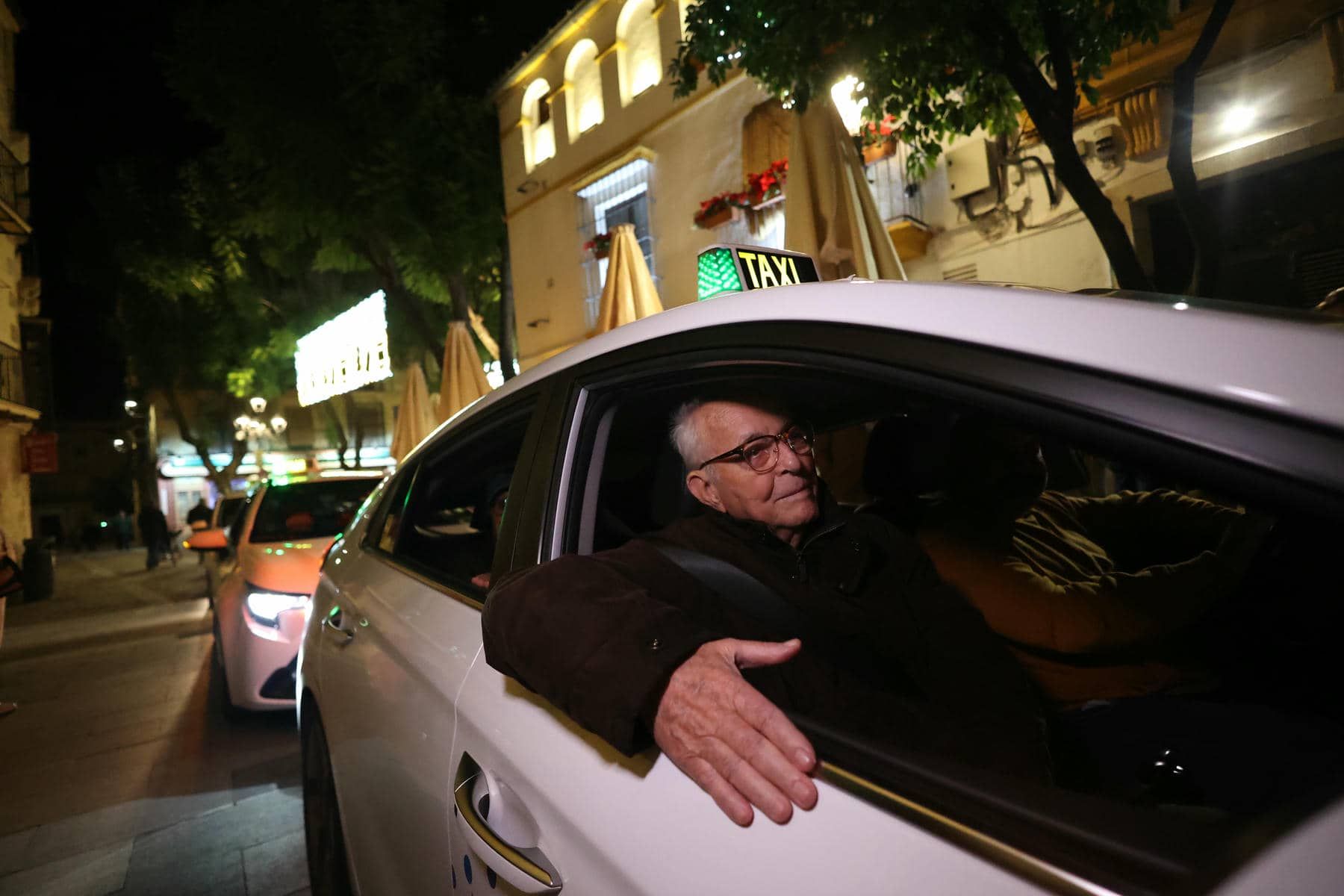 Un taxi esta Navidad por el centro de Jerez, el día del paseo de la Ilusión para los mayores.