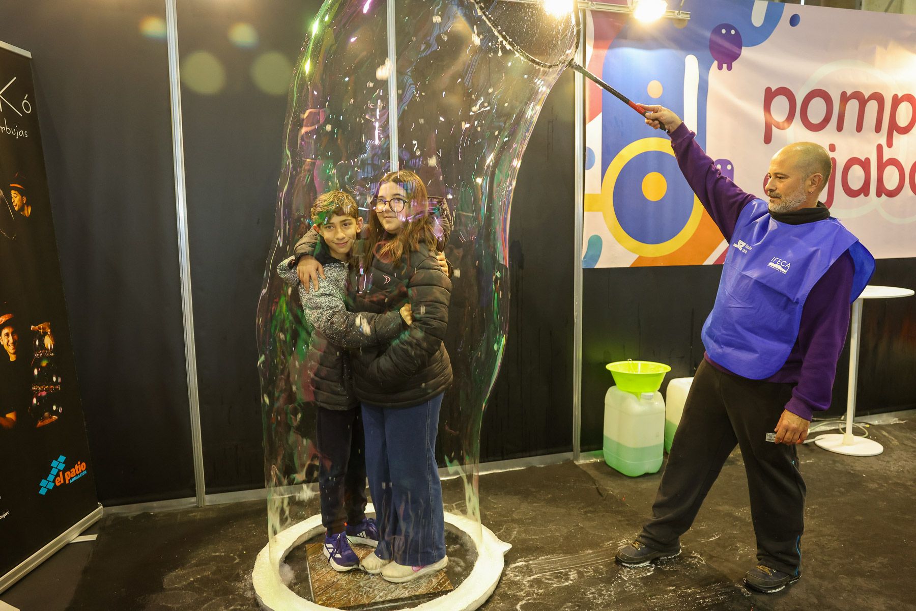 Dos niños en Juvelandia, dentro de una pompa de jabón.