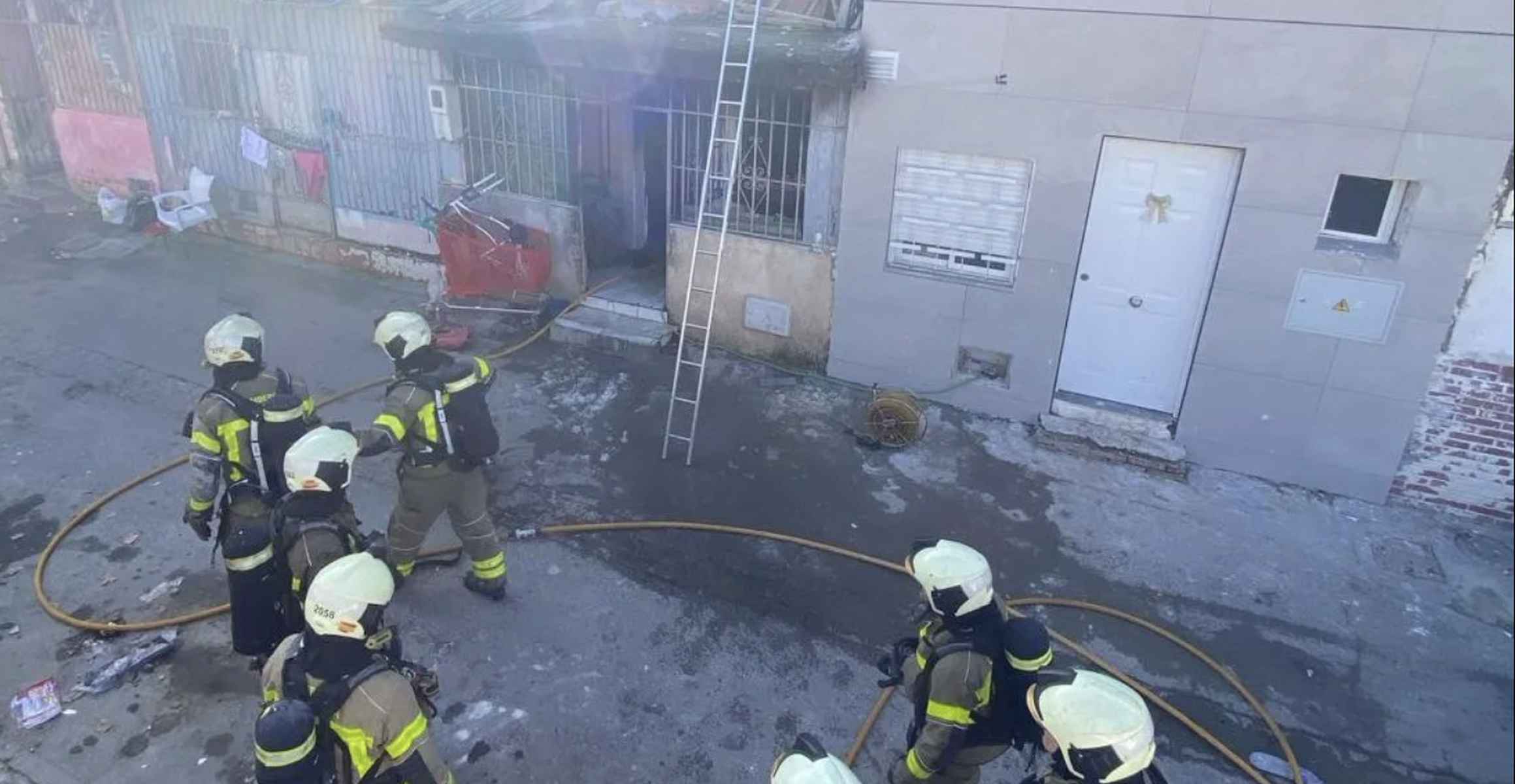 Imagen de archivo de una intervención de bomberos tras un incendio en Granada. Imagen de archivo de una intervención de bomberos tras un incendio en Granada.
