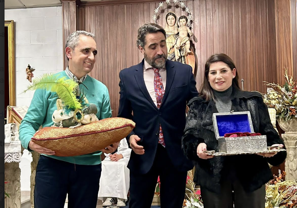 El hermano mayor, en el centro, y el Heraldo Real a su derecha en el acto de coronación. 