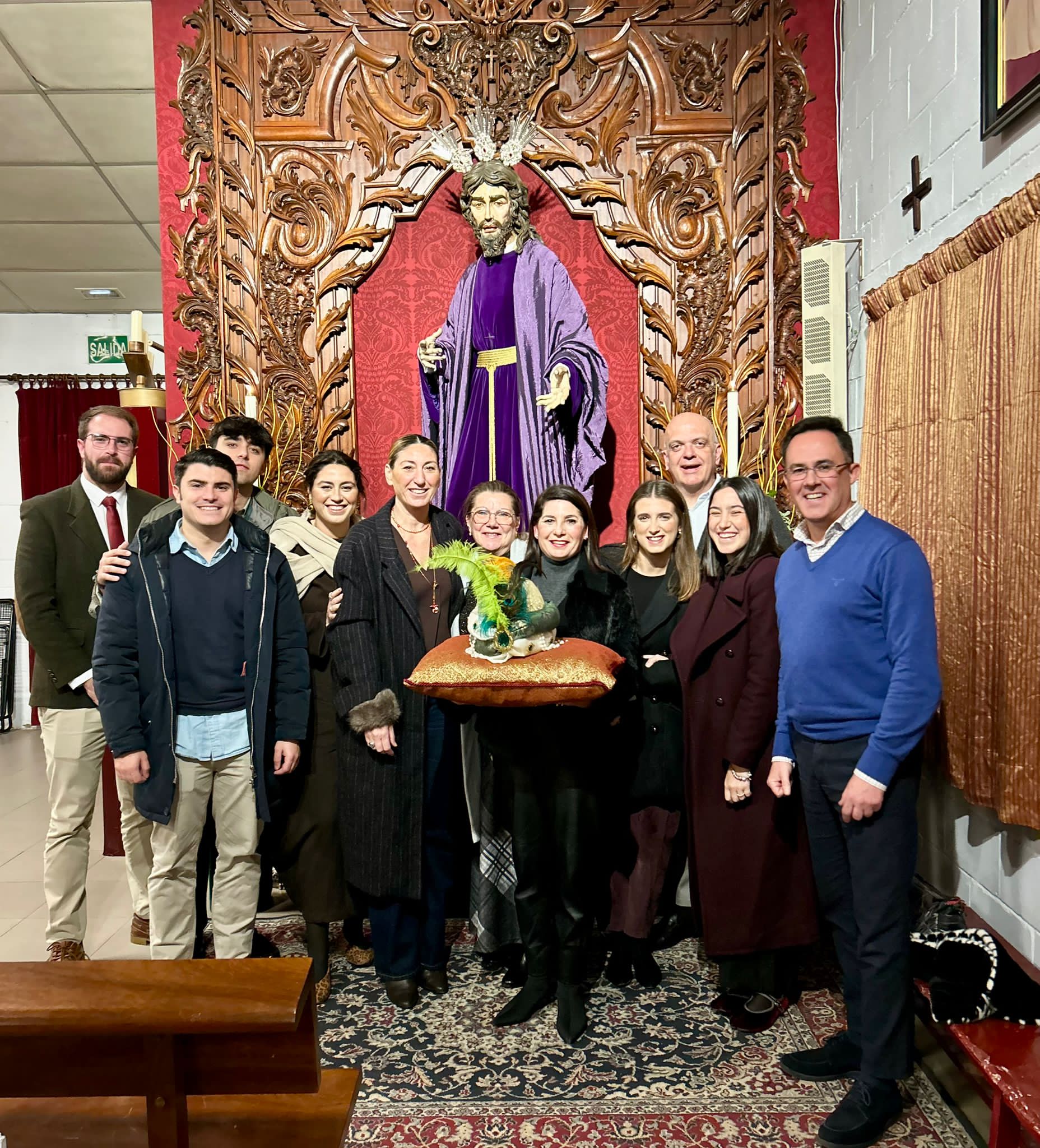 Fotos de hermanos con el Heraldo ante el Cristo de la Clemencia. 