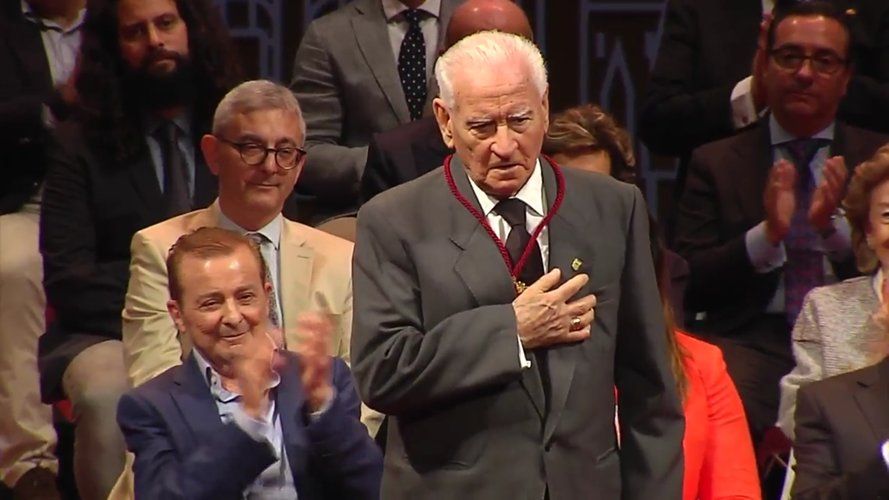 Luis Montoto con la medalla de Sevilla.