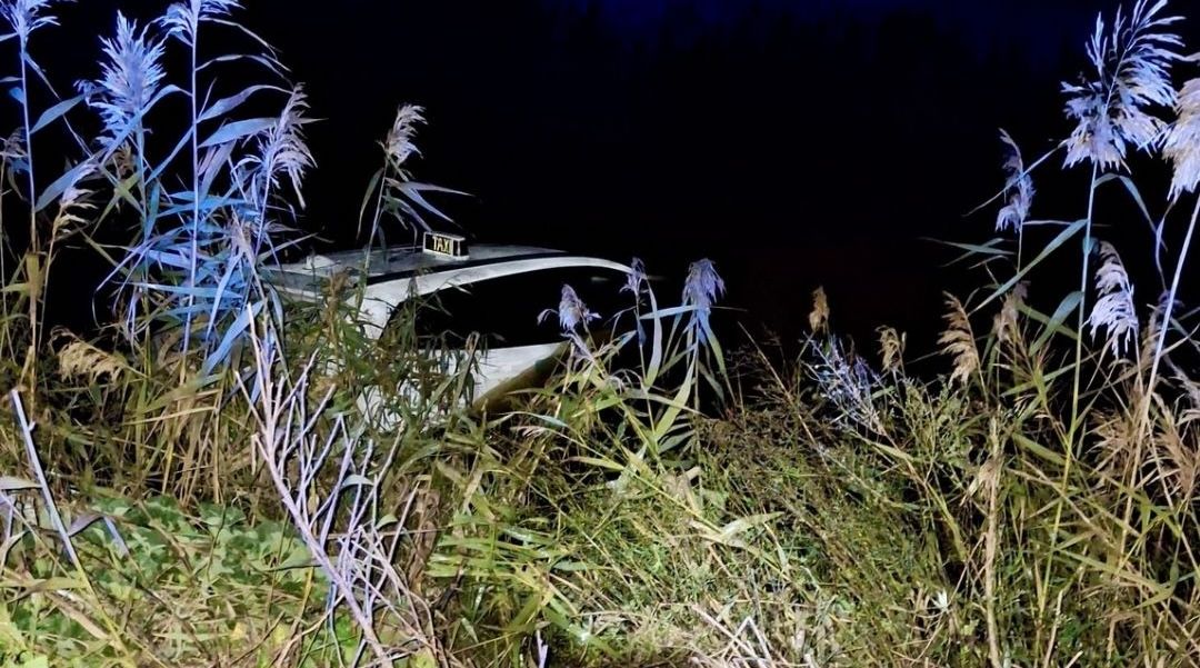 El taxi caído al canal en Sanlúcar.