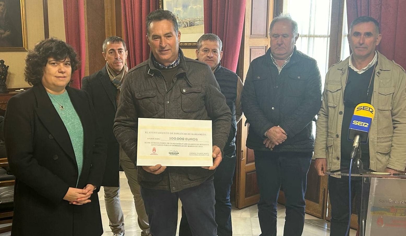 La alcaldesa de Sanlúcar, Carmen Álvarez, ha entregado este lunes la ayuda municipal de 100.000 euros.