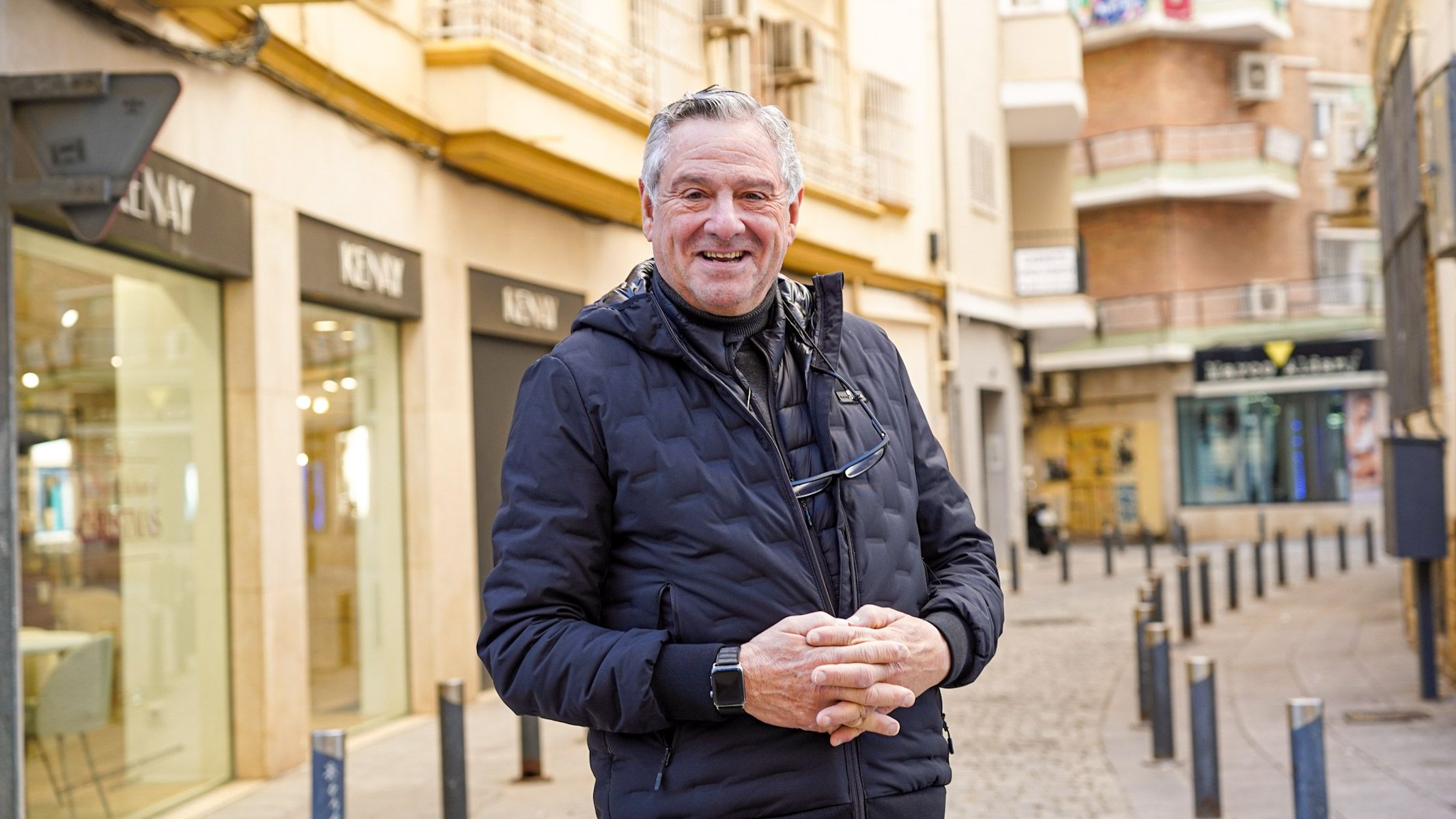 Manuel Ibáñez, tras 40 años en su sastrería de Los Remedios, posa delante de la calle que llevará su nombre.