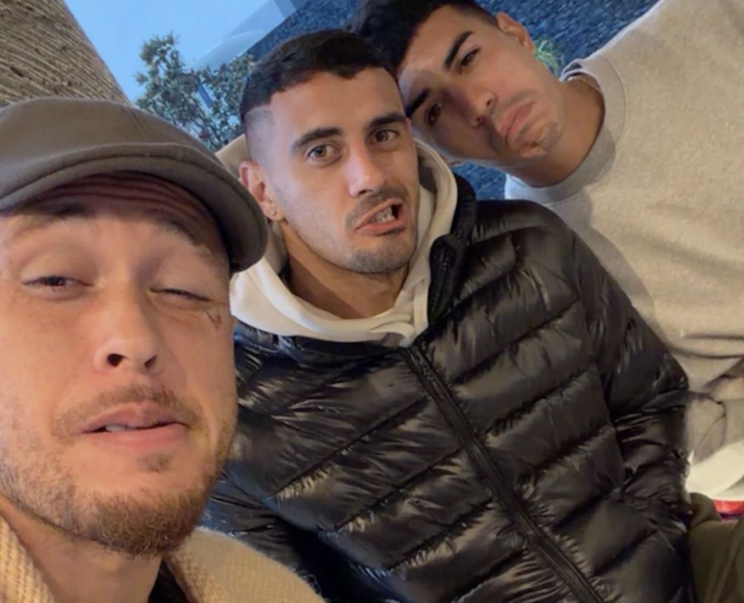 Lucas Ocampos, rodeado de amigos, se toma con humor su parálisis facial.