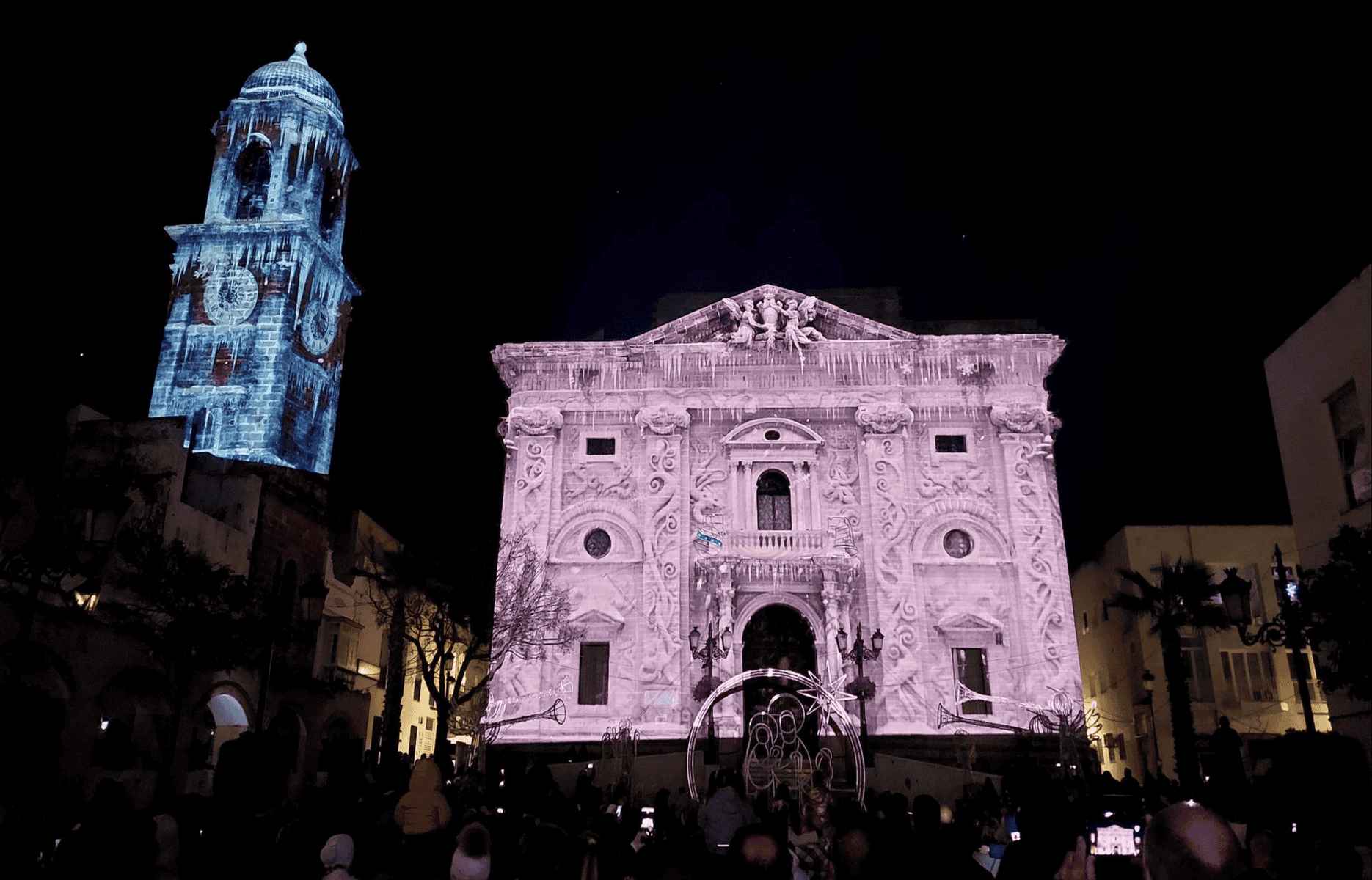 Espectacular imagen del videomapping en un lunes muy navideño en Chiclana.