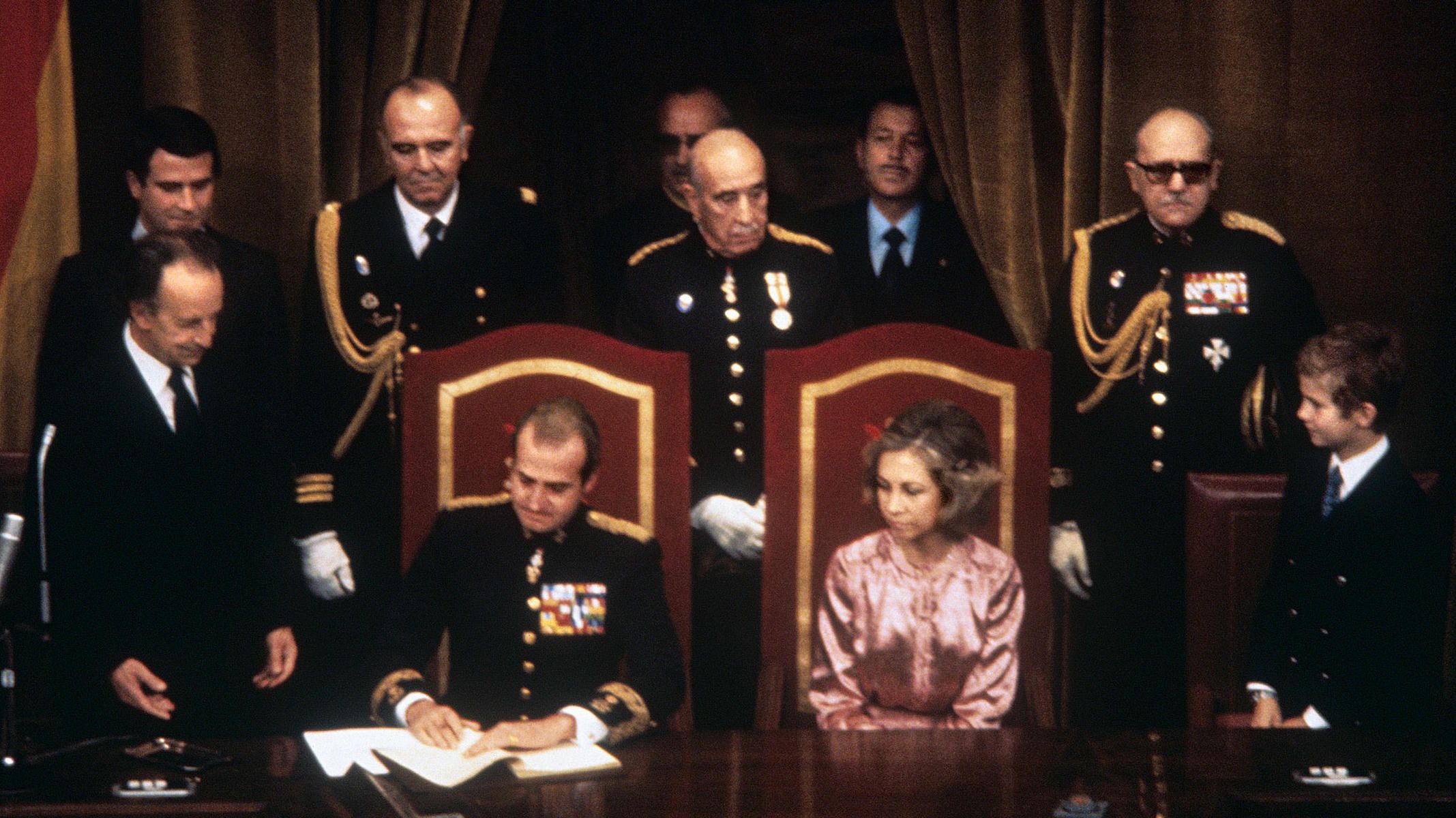 La firma de la Constitución de 1978 por parte del rey Juan Carlos. (1)