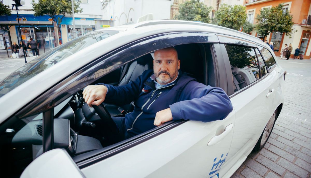 Sergio montado en su taxi esperando en la parada de plaza Esteve.