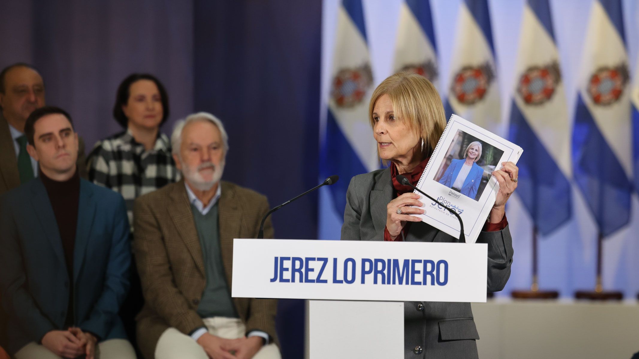 La alcaldesa, María José García-Pelayo, sosteniendo el 'Plan Jerez' con el que se presentó a las elecciones.