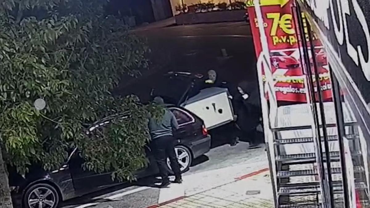 Momento del robo de la caja fuerte.