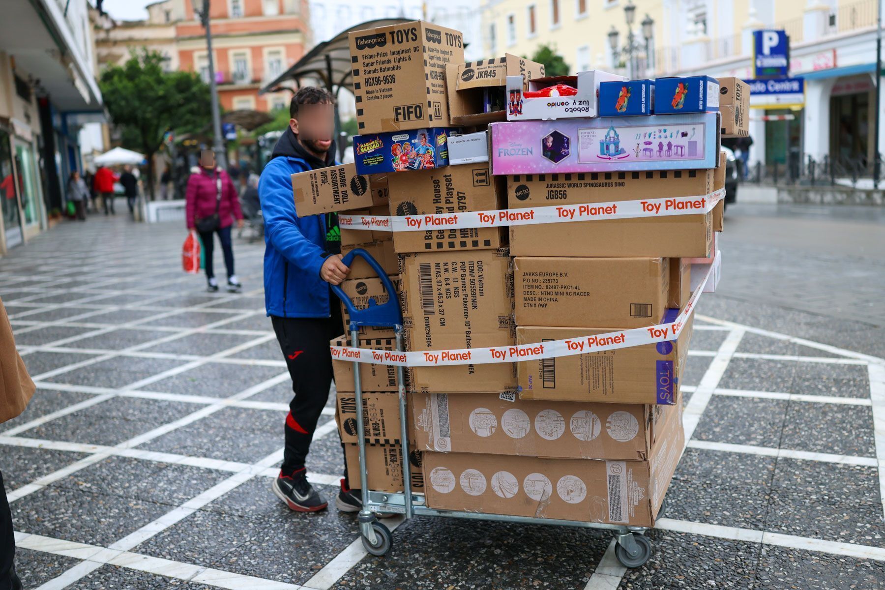 Un trabajador de una tienda, durante la campaña de Navidad.