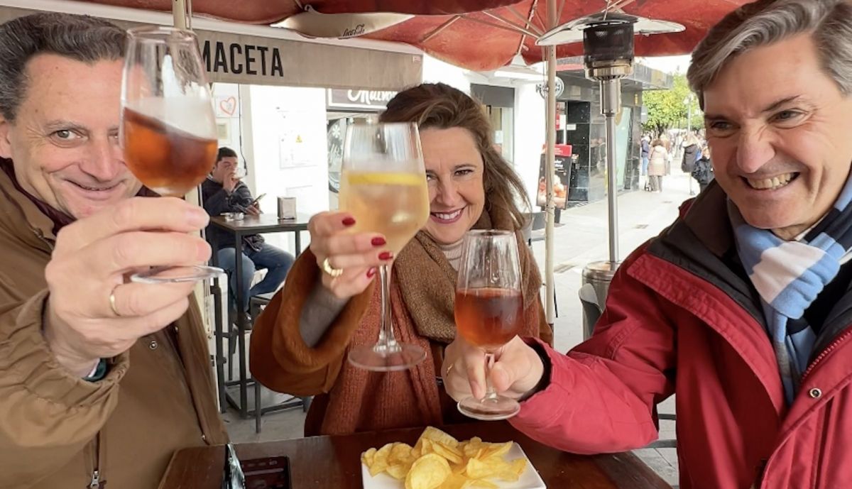 Tres amigos brindan por 2026 en el centro de Jerez.