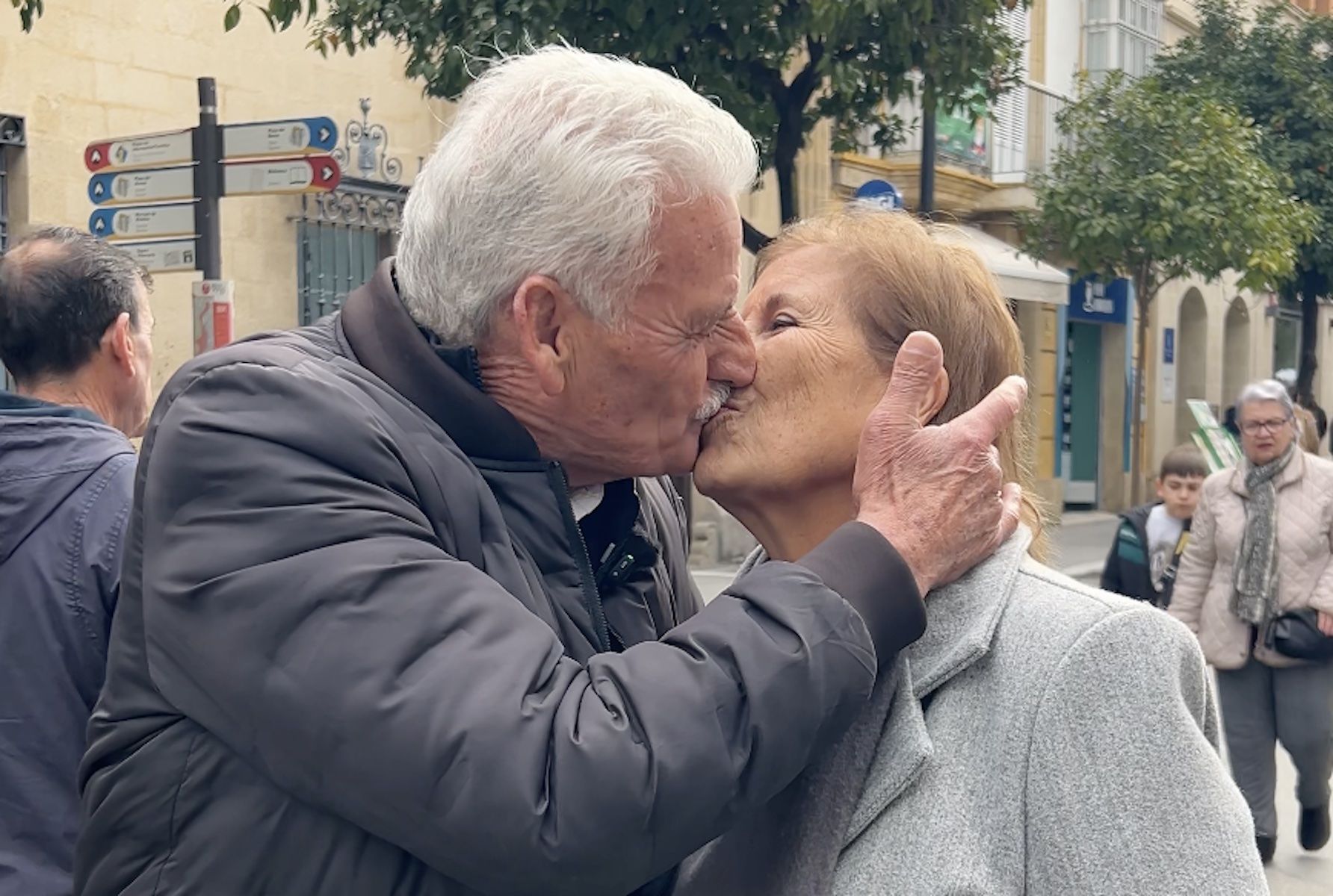 Luis y Ana se besan tras exponer sus deseos para el Año Nuevo a lavozdelsur.es.