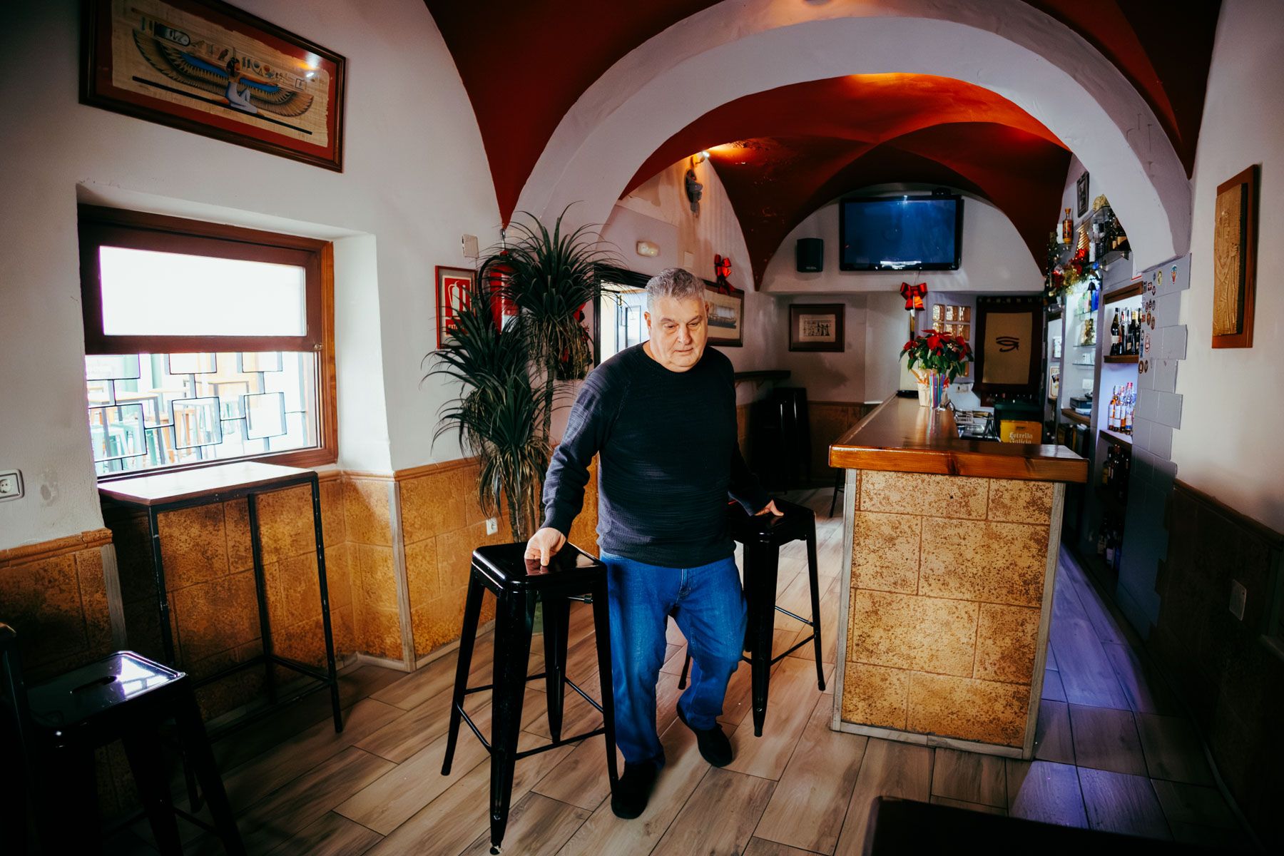 Mario Martínez, del pub Kheops de El Puerto, se prepara para trabajar en Nochevieja.