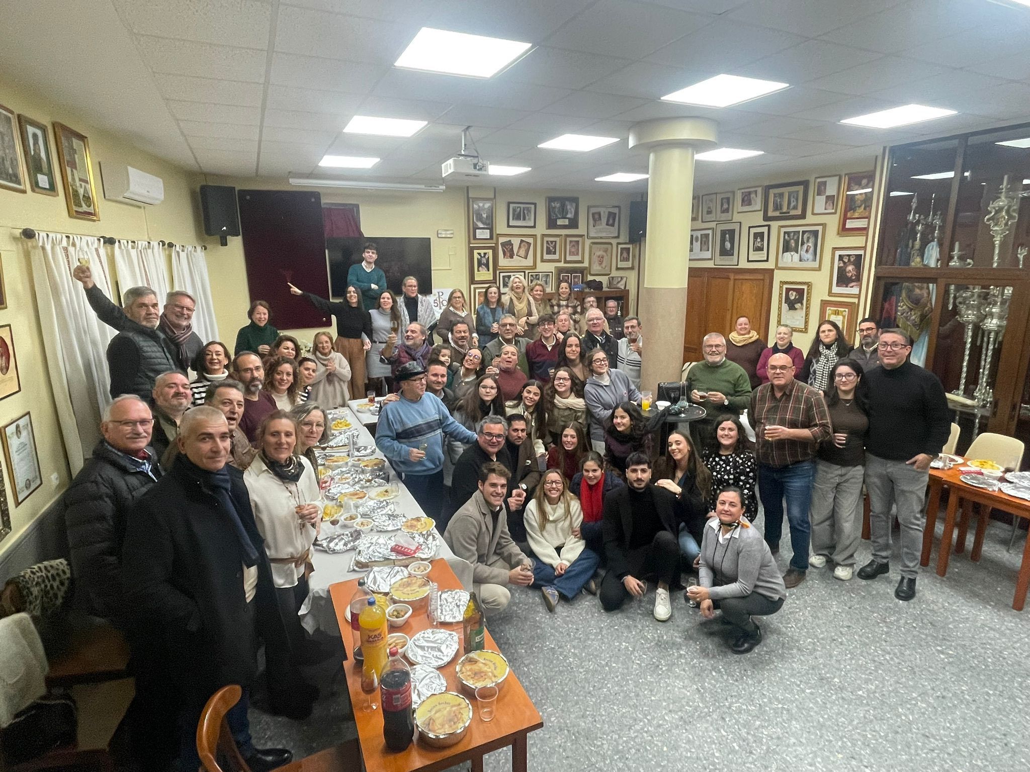 Los hermanos que conforman el coro en el acto de convivencia. 