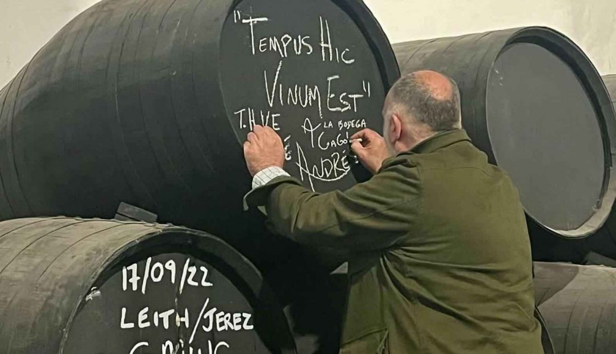 El conocido chef, firmando en uno de los barriles de la bodega.