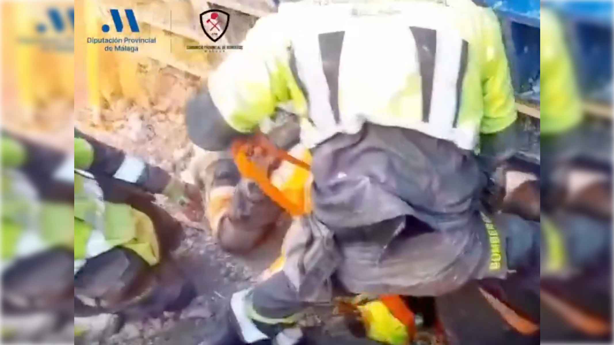 Bomberos, rescatando a un hombre en Vélez Málaga. Bomberos, rescatando a un hombre en Vélez Málaga.
