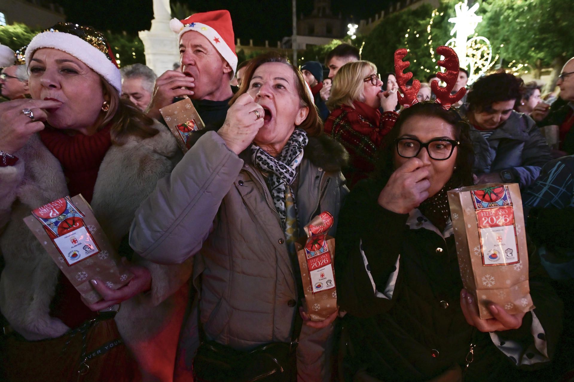 Un momento de los '12 tomates de la suerte' de Almería. Un momento de los '12 tomates de la suerte' de Almería.