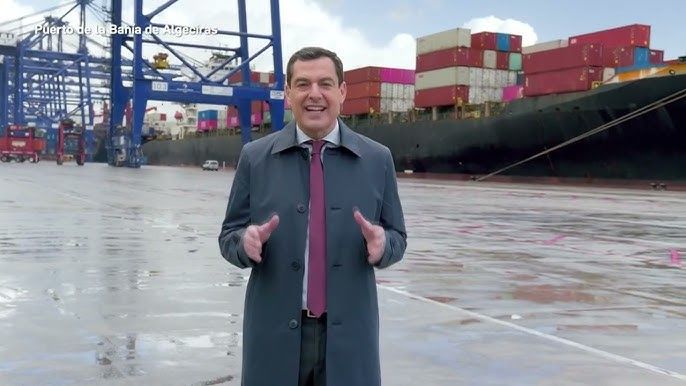 Juanma Moreno, en el puerto de Algeciras, en su último mensaje de fin de año.