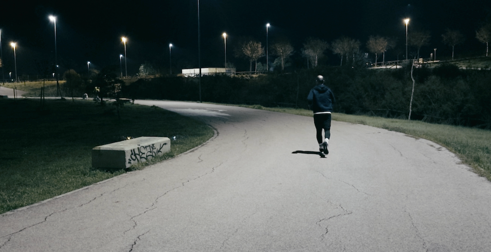 Un vecino pasea de noche por la Laguna de Torrox.
