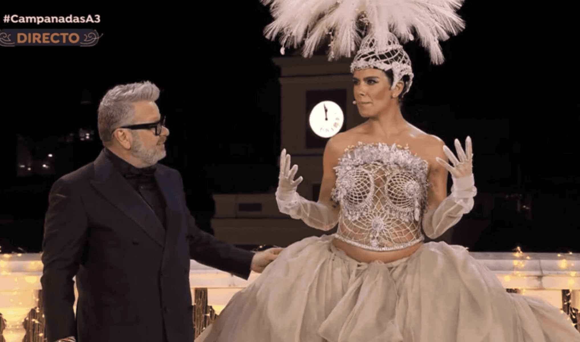 Cristina Pedroche, junto a Alberto Chicote, en las Campanadas de Antena 3 de 2024.