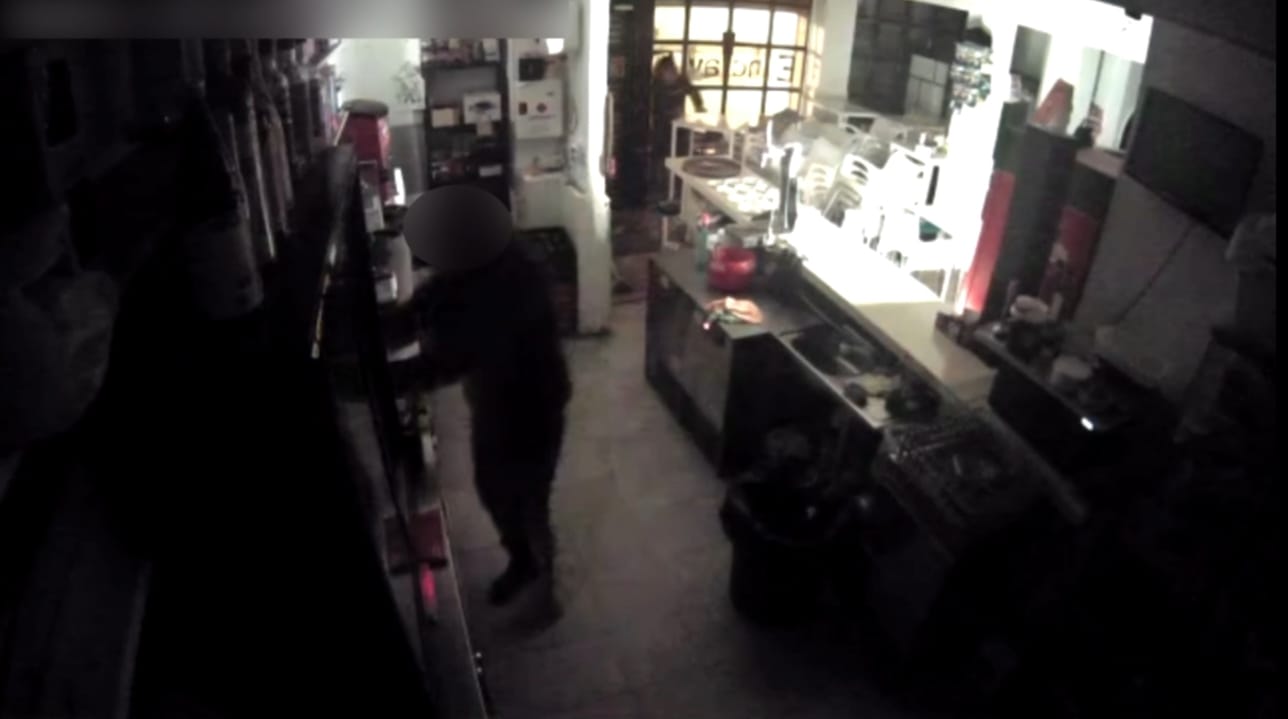 Uno de los ladrones, robando en un bar de Mairena. Uno de los ladrones, robando en un bar de Mairena.