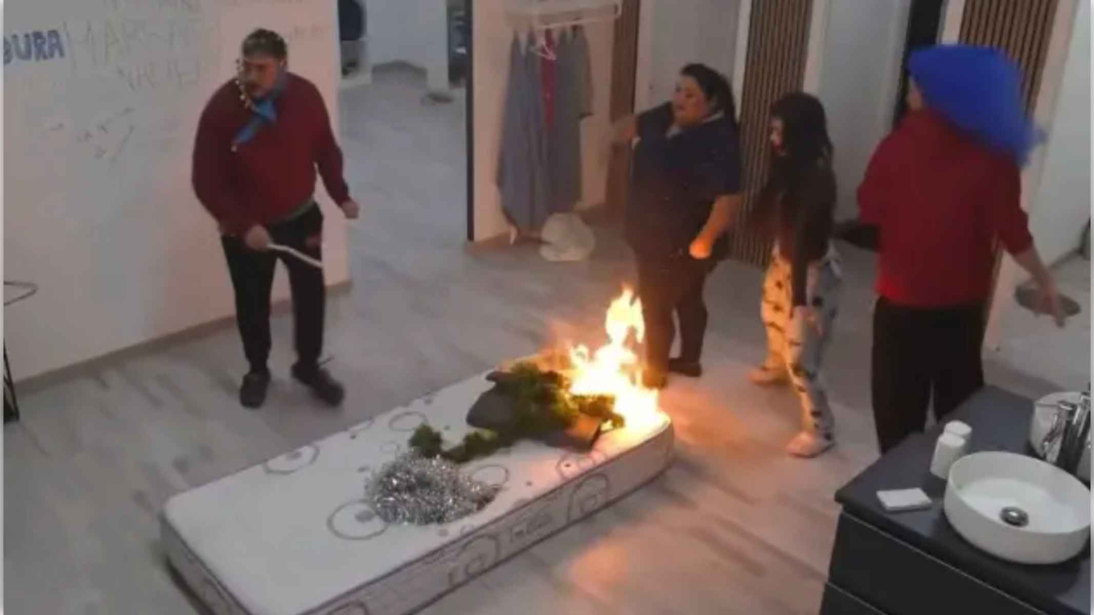 Concursantes de 'La casa de los gemelos 2', tras quemar un colchón. Concursantes de 'La casa de los gemelos 2', tras quemar un colchón.