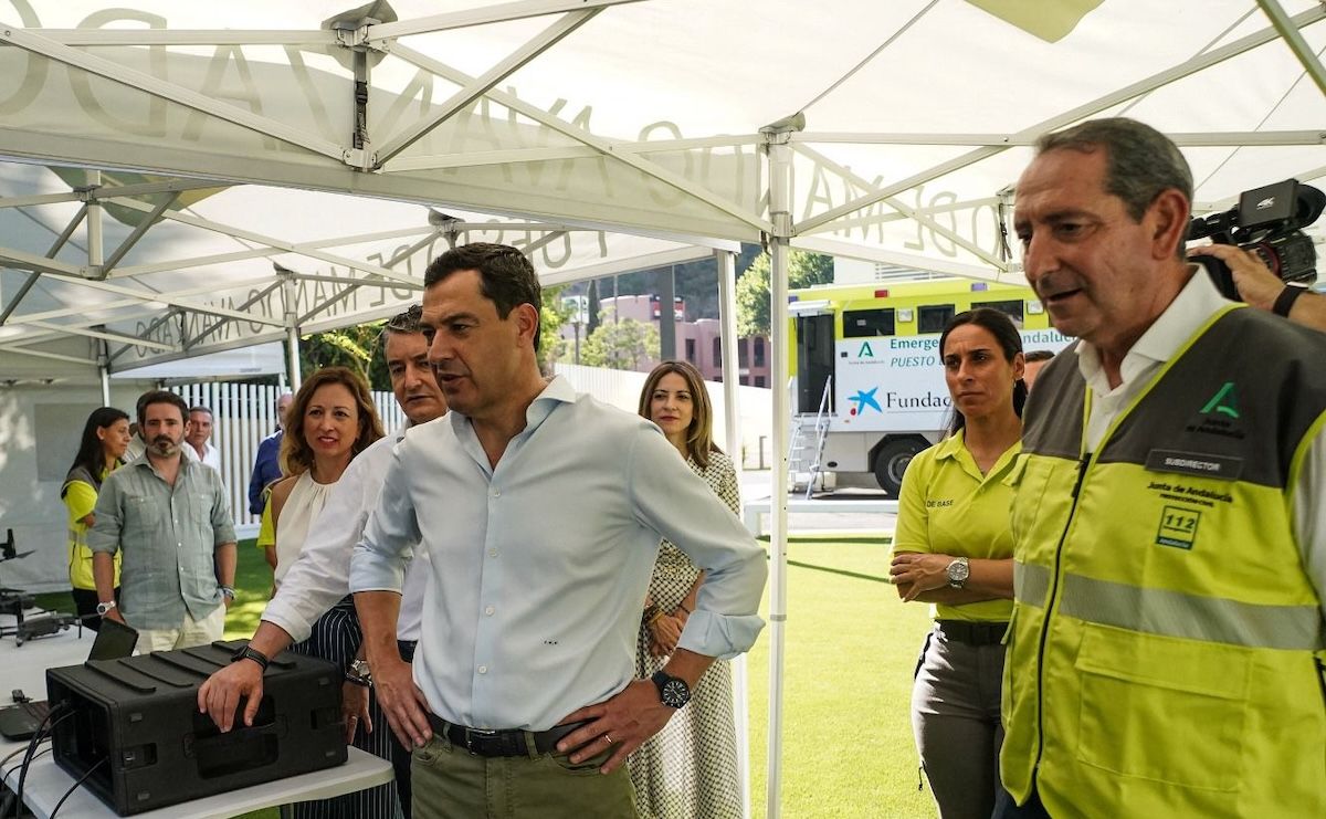 Juan Ramón Rodríguez (derecha), subdirector del 112 que se jubila.