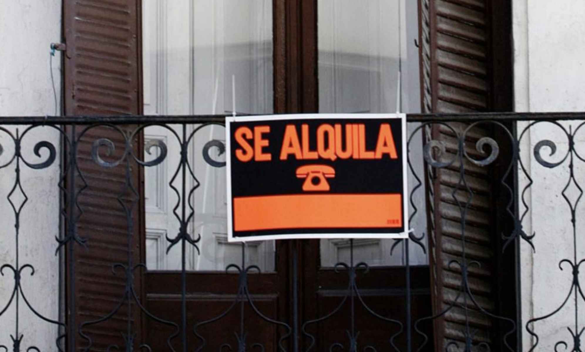 Cartel de 'se alquila' en una vivienda.