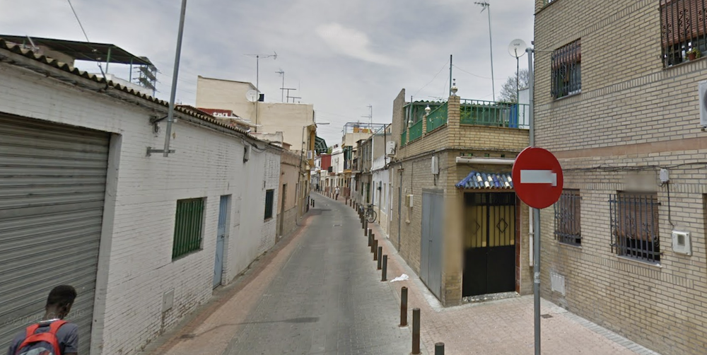 Una calle de La Bachillera, sin luz durante esta Nochevieja.