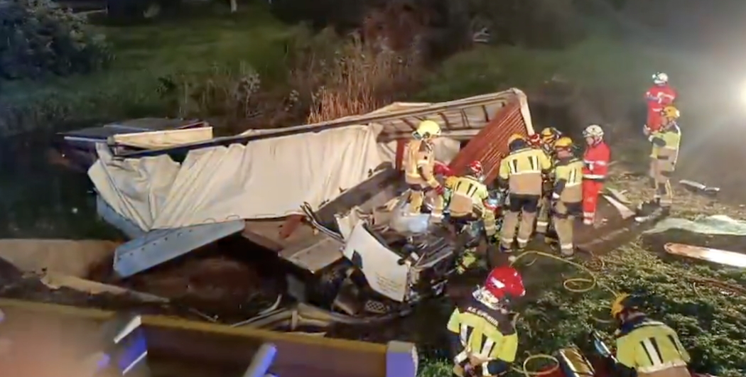 El camión, destrozado tras el accidente en Mercamálaga.