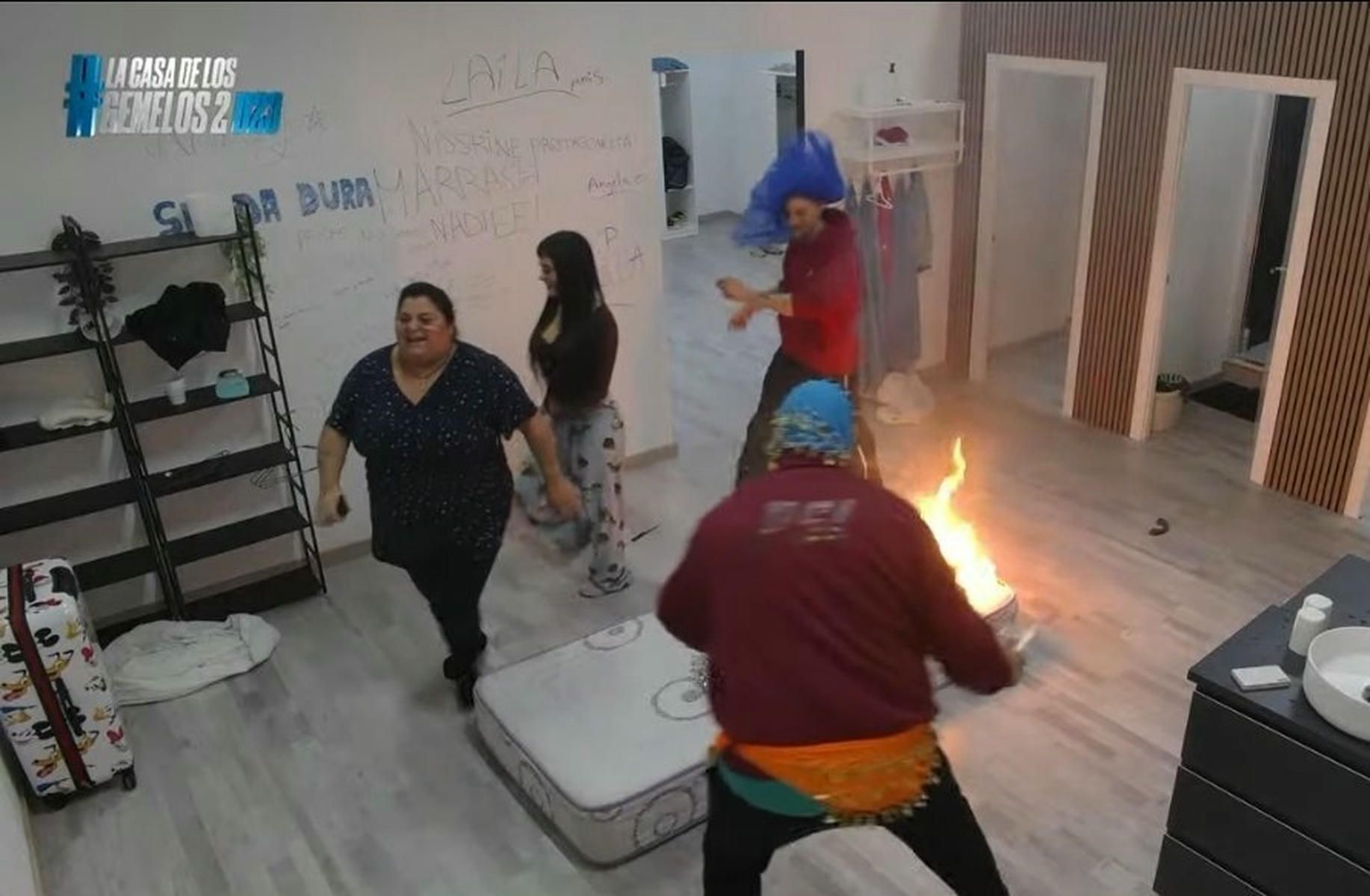 Un momento de la quema de un colchón. 