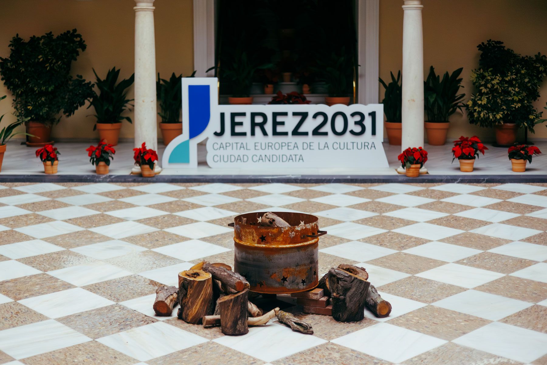 El patio del Ayuntamiento de Jerez, con un cartel por Capital Europea de la Cultura 2031.