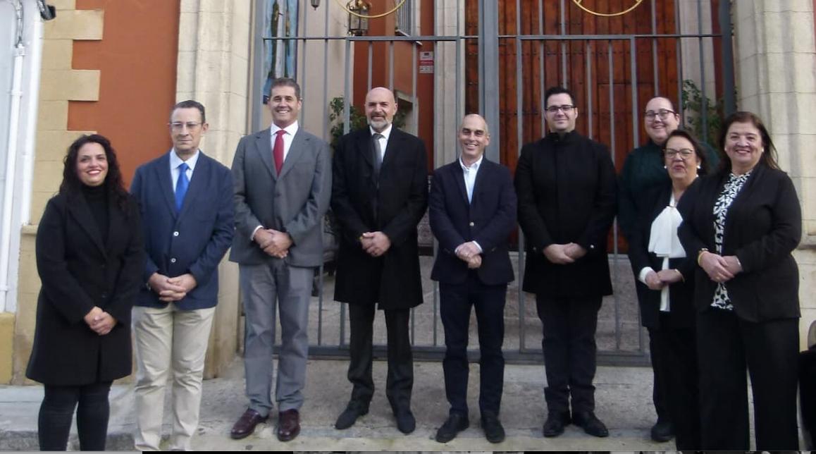 El candidato y su equipo de gobierno posando ante la capilla de la hermandad. El candidato y su equipo de gobierno posando ante la capilla de la hermandad.