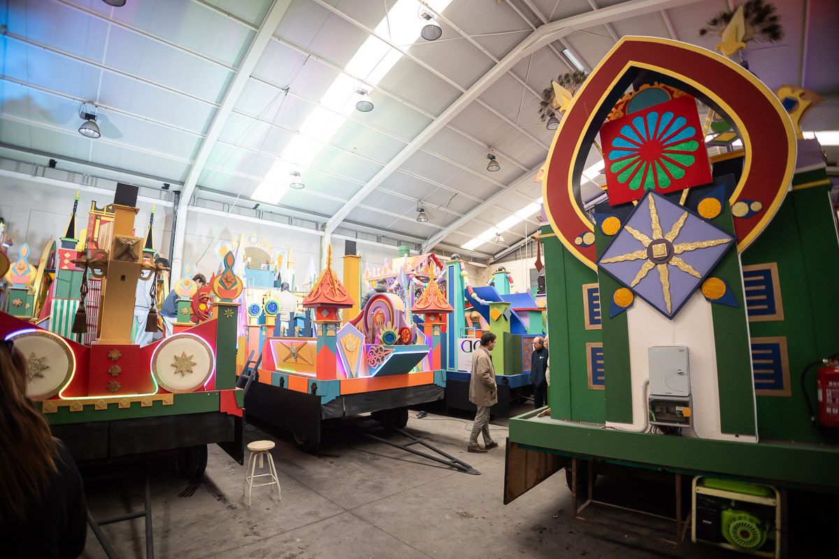 Las carrozas de la cabalgata de Jerez, a pocos días de desfilar repartiendo ilusión.