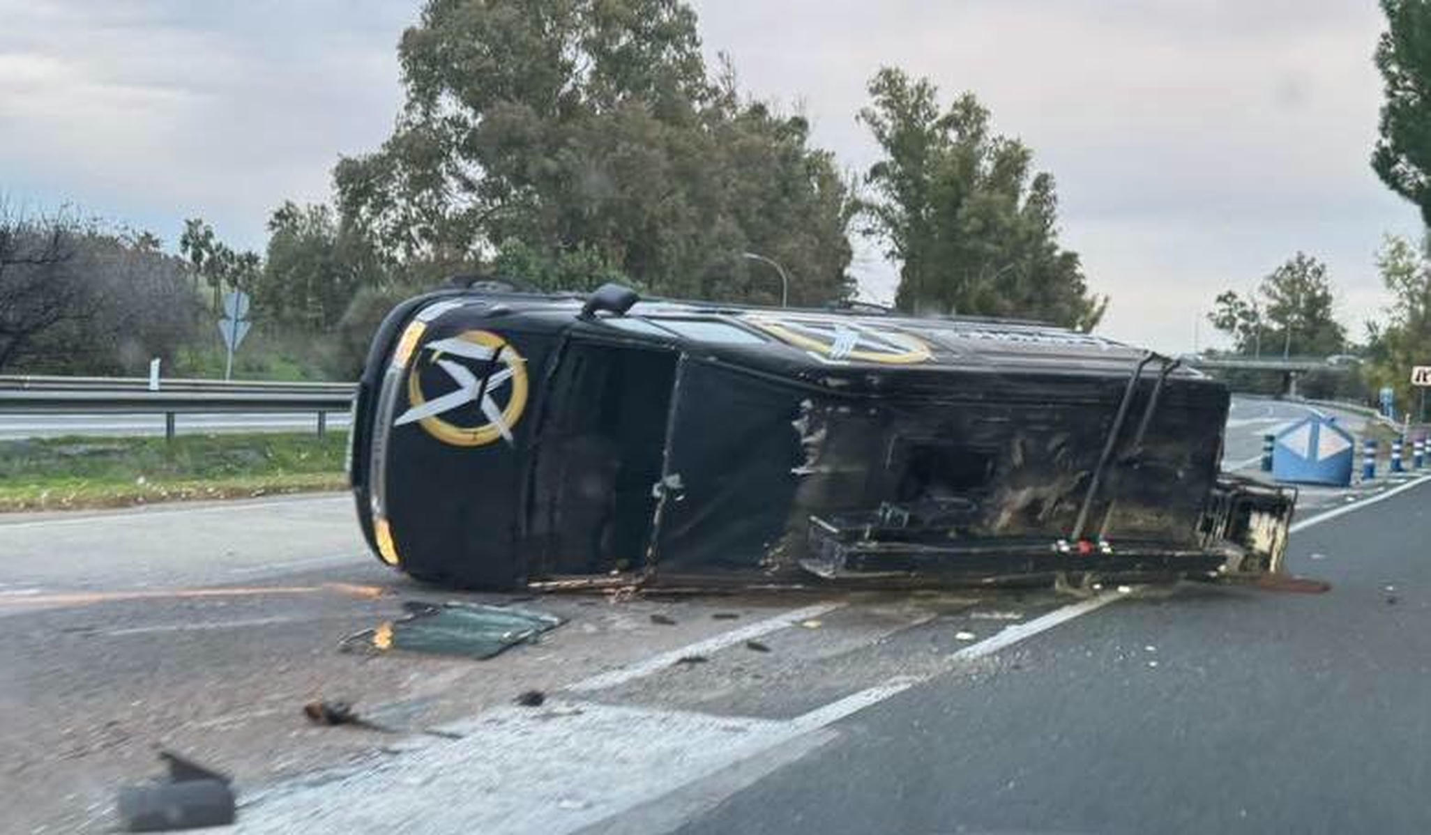La furgoneta de Ximénez accidentada a la entrada de Jerez, en una imagen de Jerez Televisión.