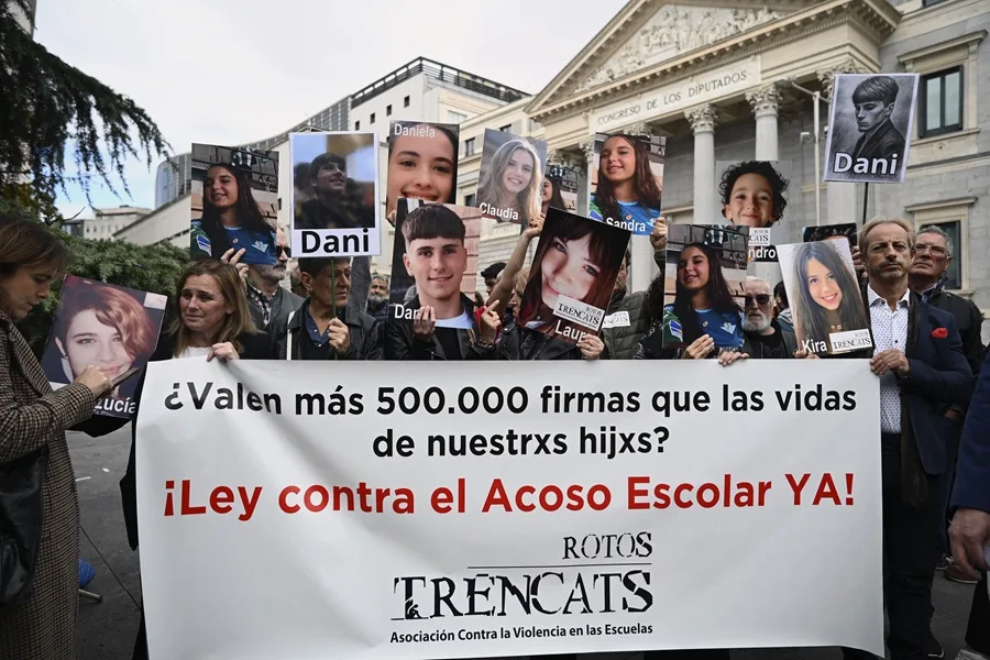 Familiares de víctimas del acoso escolar, frente al Congreso