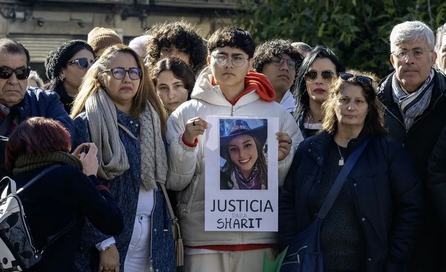La madre de Sharit, con familiares, de una de las adolescentes fallecidas en Jaén. copia