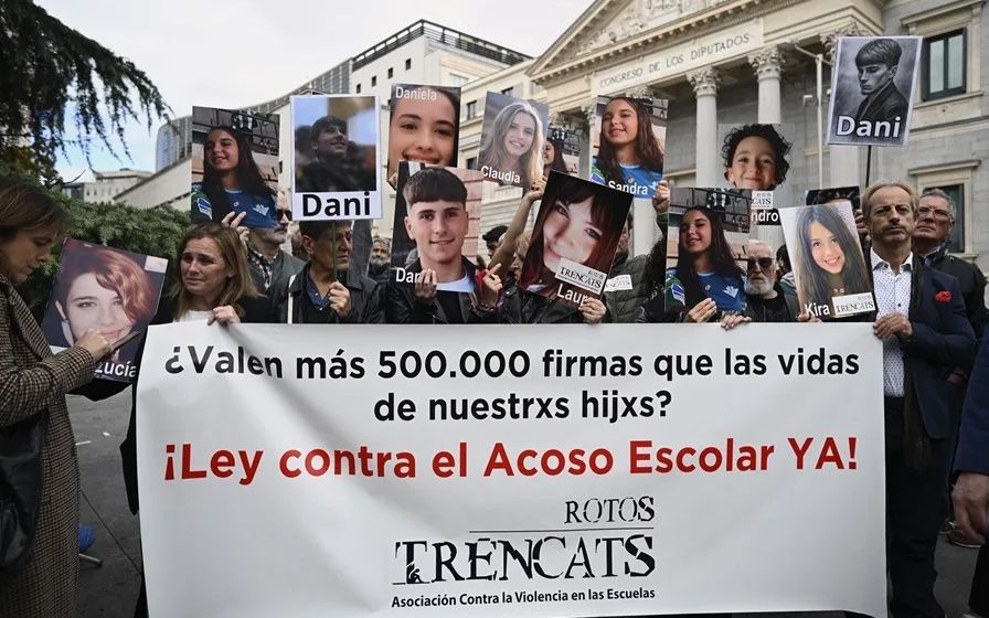 Familiares de víctimas del acoso escolar, frente al Congreso. copia