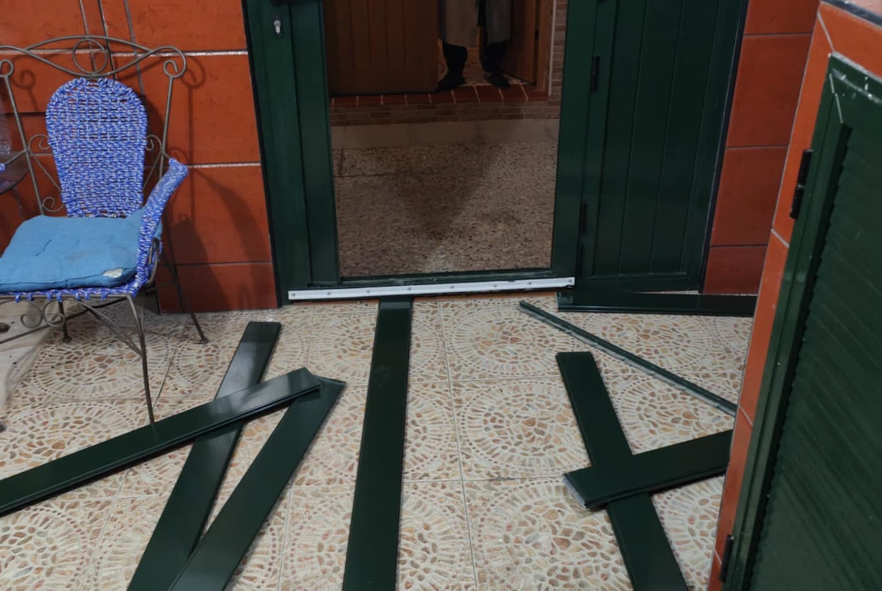 Puerta destrozada en la urbanización Miramar de Puerto Real.