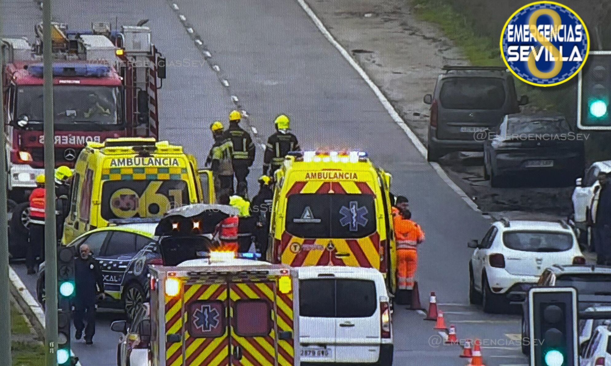 Un herido tras colisionar su vehículo con una farola.