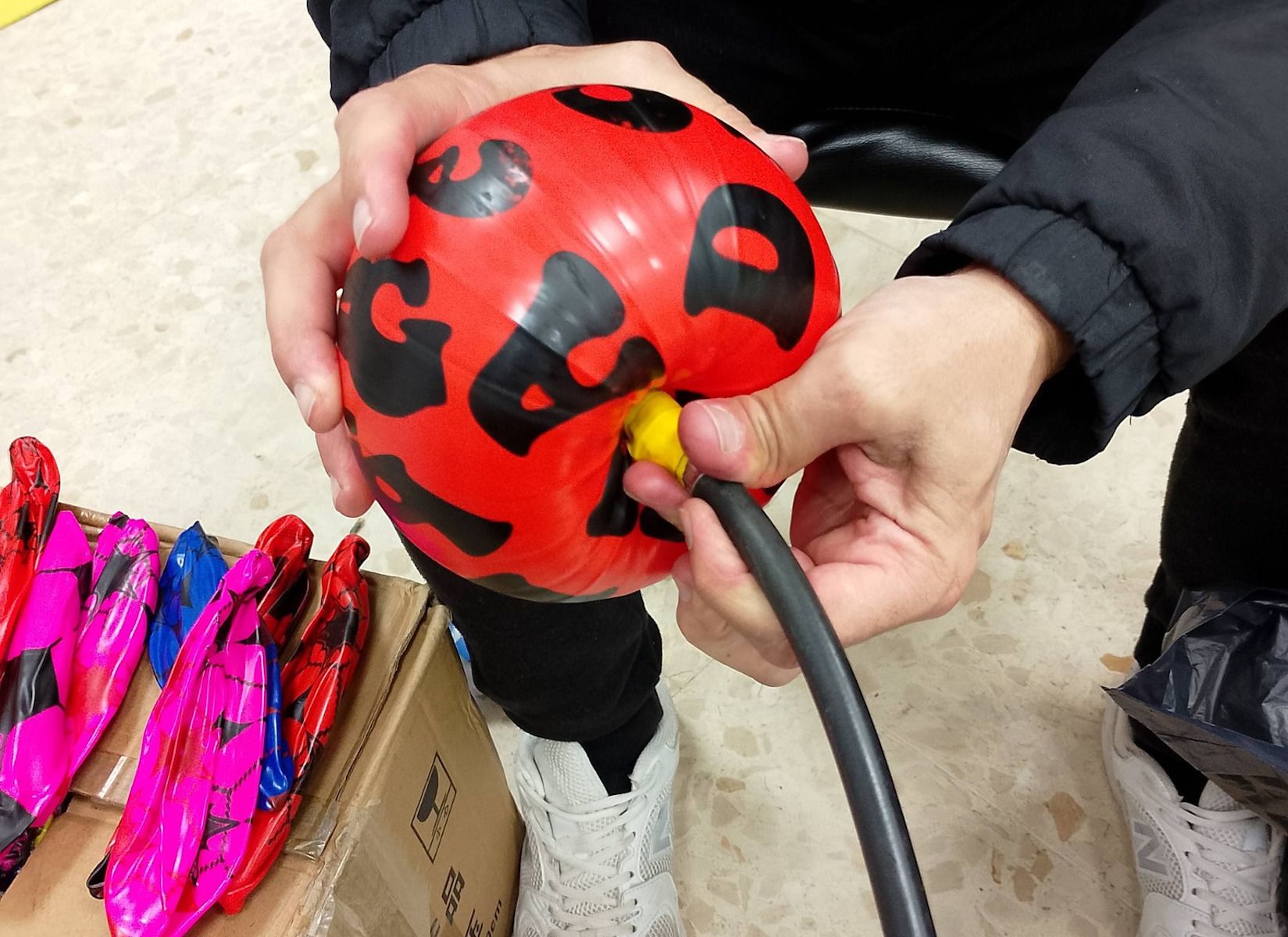 Pelotas que se repartirán en la Cabalgata de Reyes de Río San Pedro en Puerto Real.