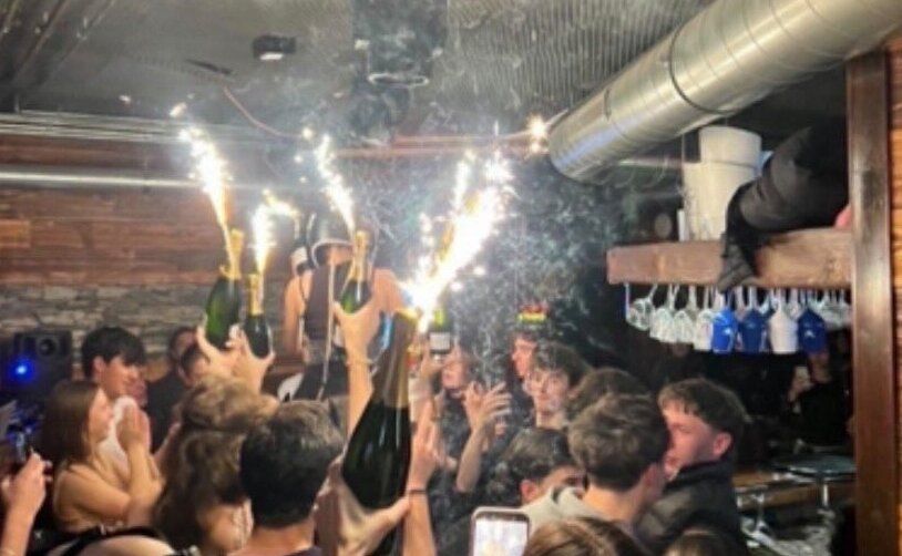 Las chispas habrían entrado en contacto con el techo del local, cubierto de espuma y madera.